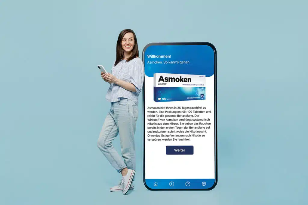 Eine lächelnde Frau lehnt an einem großen Smartphone-Display, das die Benutzeroberfläche der Asmoken-App zur Raucherentwöhnung zeigt. Auf dem Display ist die Asmoken 100-Stück-Packung abgebildet, begleitet von motivierendem Text über den nikotinfreien Weg in ein rauchfreies Leben binnen 25 Tagen.