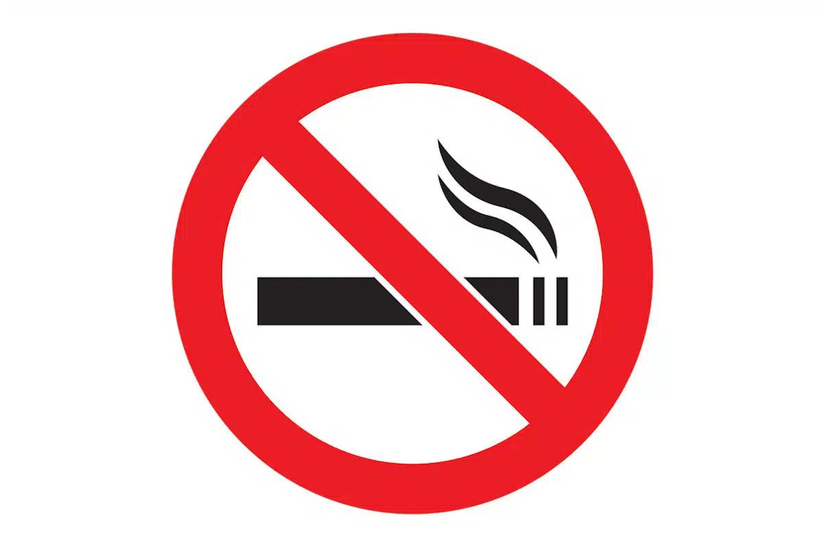 Ein klassisches Verbotszeichen mit einer durchgestrichenen, rauchenden Zigarette in einem roten Kreis. Das Symbol steht für den konsequenten Entschluss zum Rauchstopp und den Beginn einer nikotinfreien Zukunft mit der Unterstützung von Asmoken.