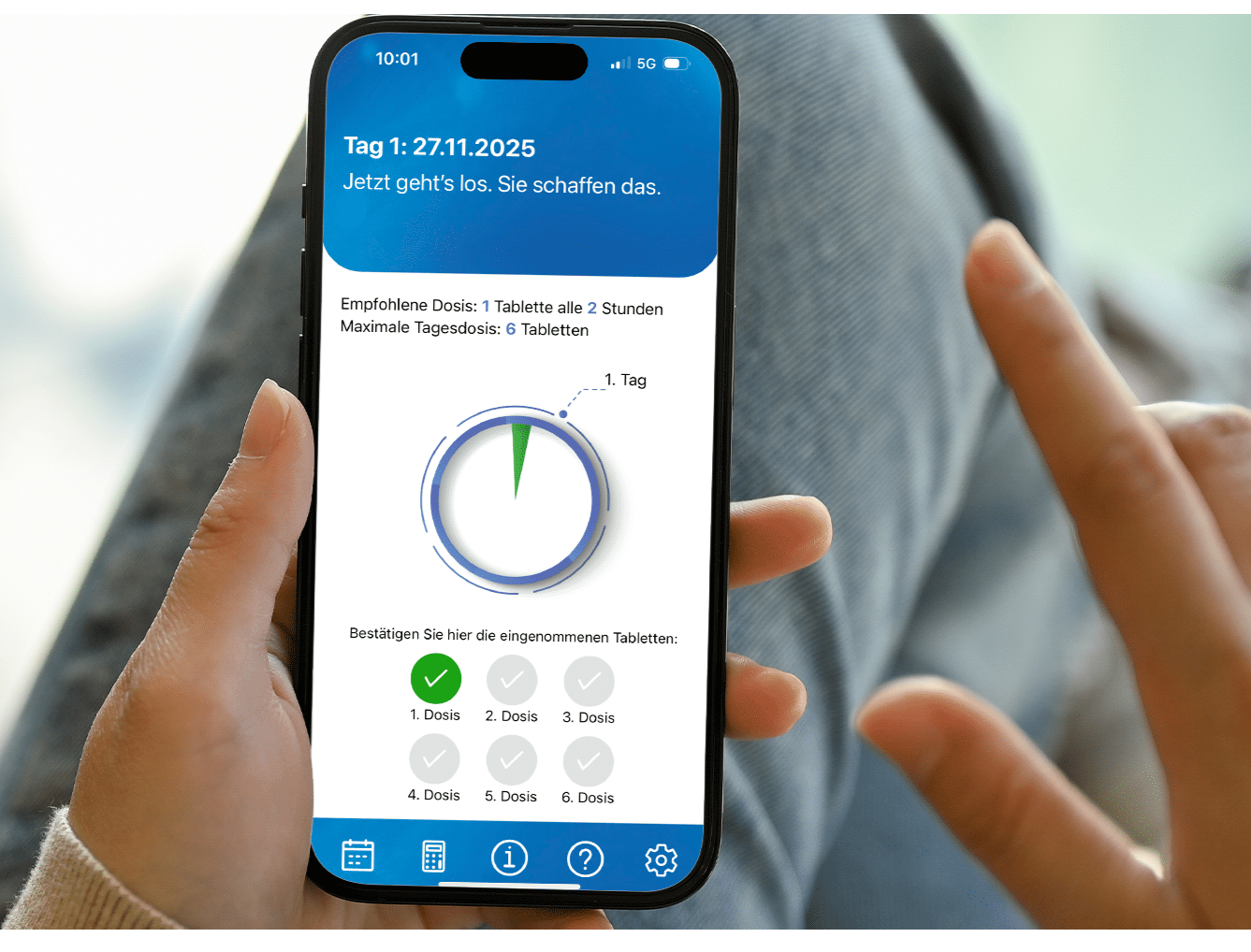 „Screenshot der Asmoken-App auf einem Smartphone, das den Dosierungsplan für Tag 1 der Raucherentwöhnung anzeigt. Die Benutzeroberfläche enthält Anweisungen zur Einnahme einer Tablette alle zwei Stunden (maximal 6 pro Tag), einen kreisförmigen Fortschrittsbalken und interaktive Schaltflächen zum Bestätigen der eingenommenen Dosen.