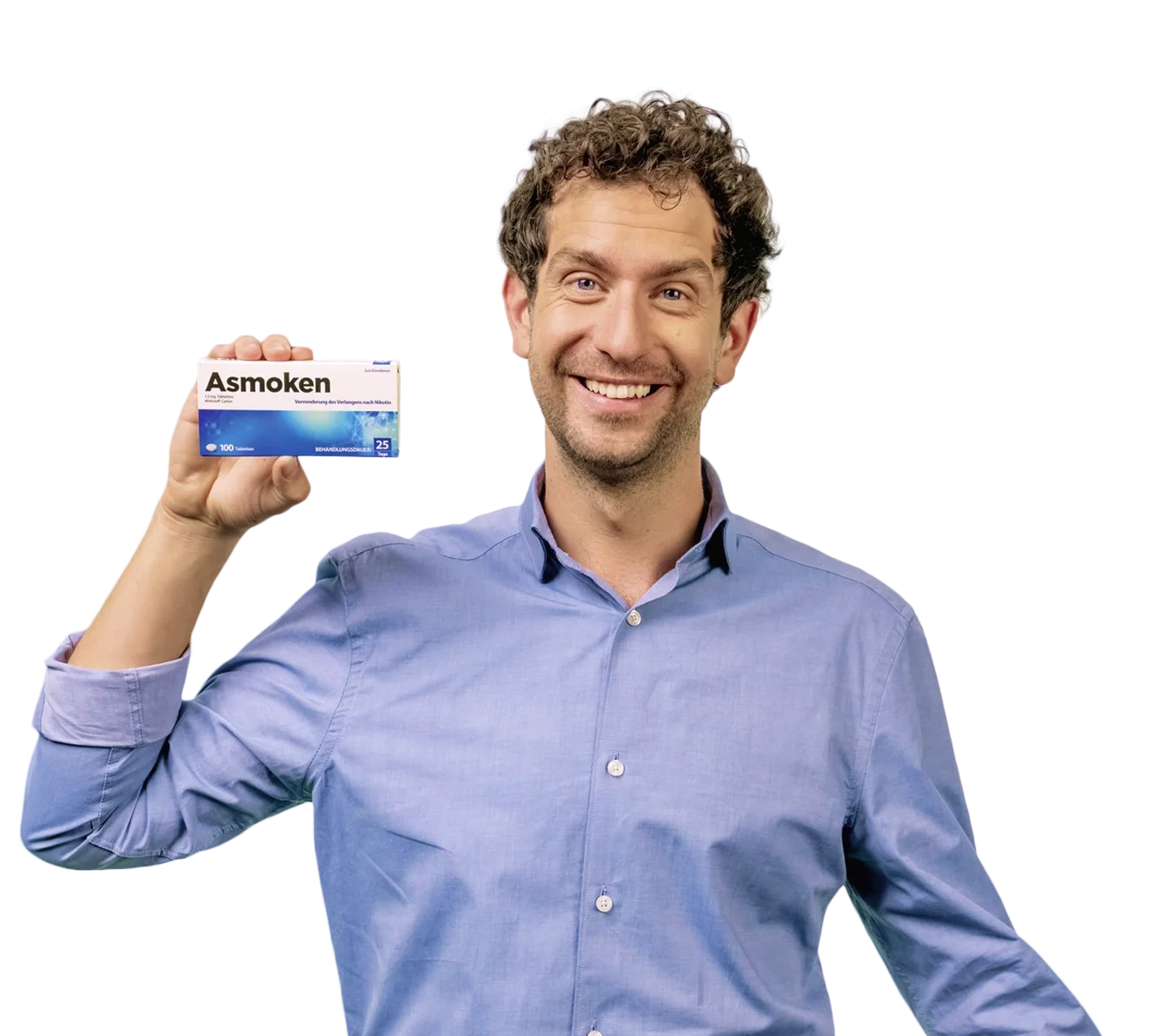 Lächelnder Mann im blauen Hemd präsentiert eine Packung Asmoken vor weißem Hintergrund.