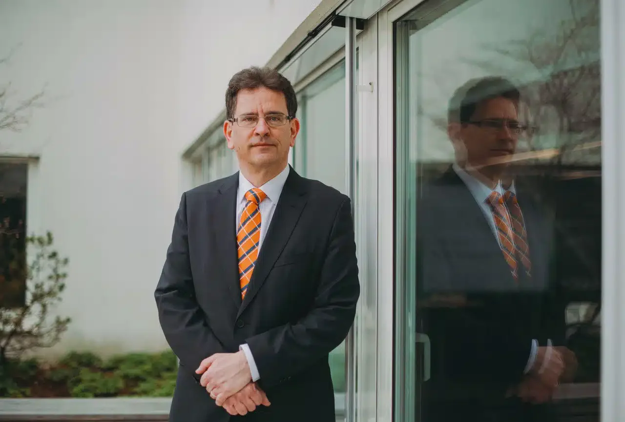 „Porträt von Univ. Doz. Dr. Ernest Groman vom Nikotin Institut Wien – Medizinischer Experte und wissenschaftlicher Beirat für die Raucherentwöhnung mit Asmoken.