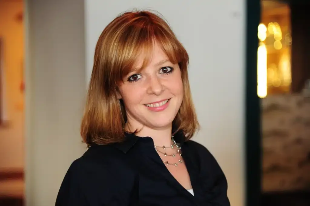 Porträt von Mag. Kerstin Mikulski-Labus, Marketingleiterin bei Sanova Pharma – Verantwortlich für die Patientenkommunikation und Markenführung von Asmoken.