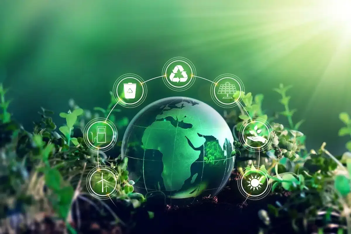 Eine digitale Illustration der Erde als grüne Glaskugel, eingebettet in frische Pflanzen. Um den Globus sind Icons für Nachhaltigkeit wie Recycling, Solarenergie und Windkraft angeordnet. Das Bild unterstreicht die positiven Auswirkungen eines Rauchstopps mit Asmoken auf die globale Umwelt und den ökologischen Fußabdruck.