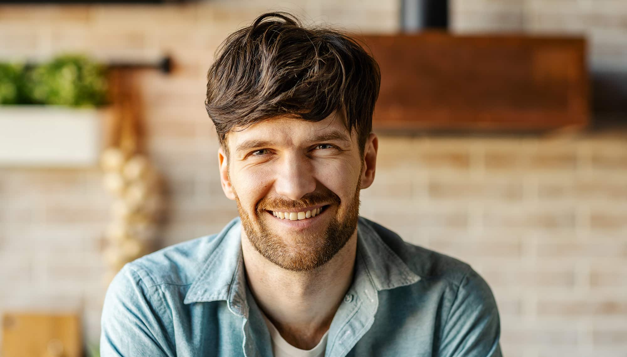 Glücklicher junger Mann, der Asmoken probiert hat