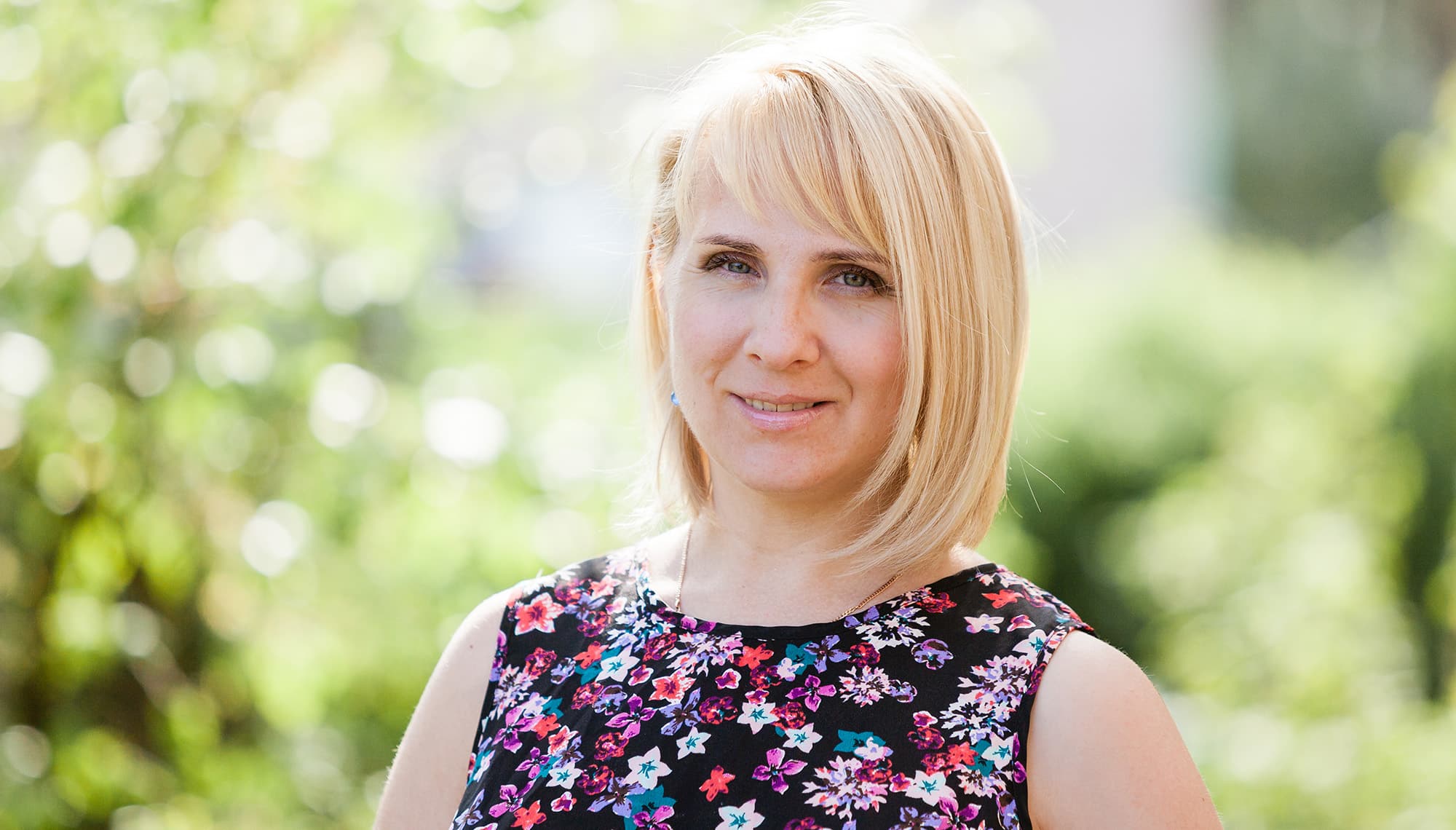 51-jährige, blonde Frau, die Asmoken probiert hat