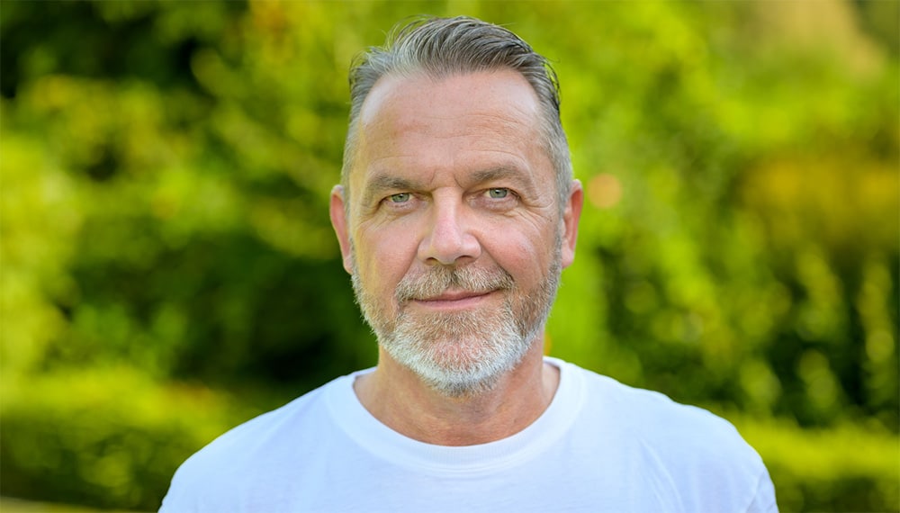 Gluecklicher Mann, der Asmoken probiert hat