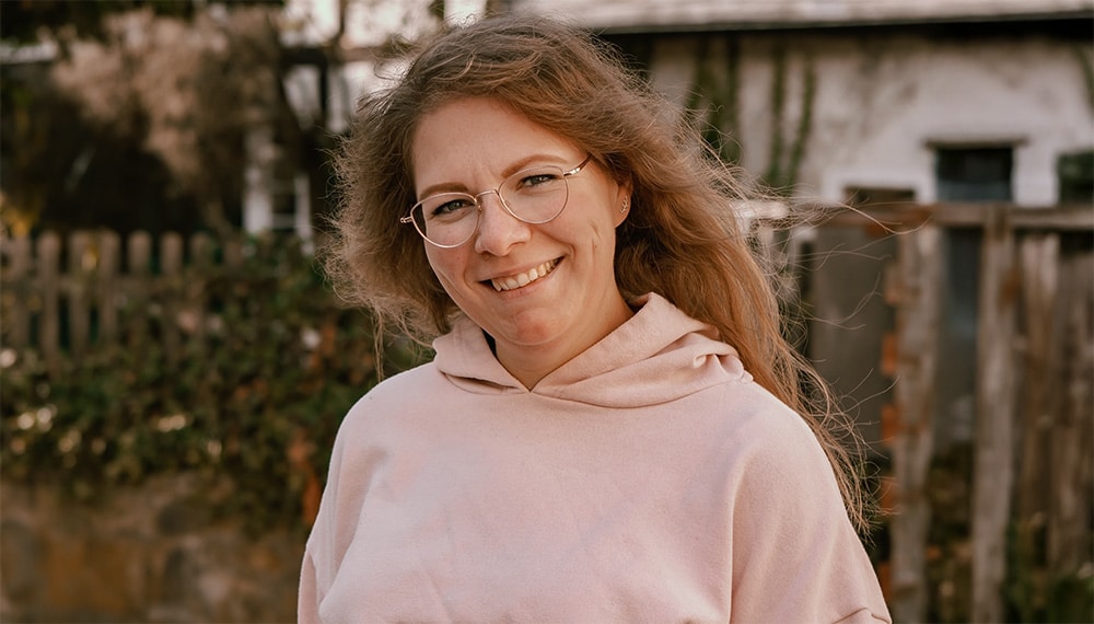 Glückliche 31-jährige Frau, die Asmoken probiert hat