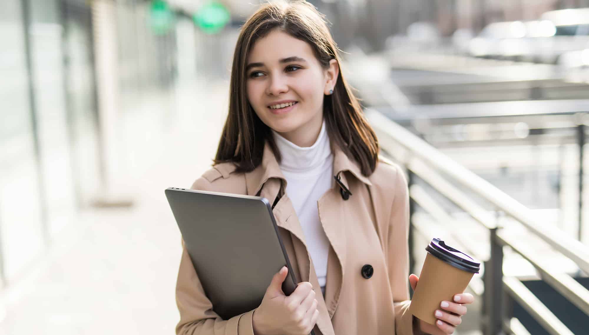 Gesunde Studentin mit Laptop und Coffeetogo